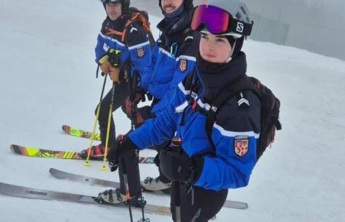 faced with the crowds on the slopes, the gendarmes patrol… on skis