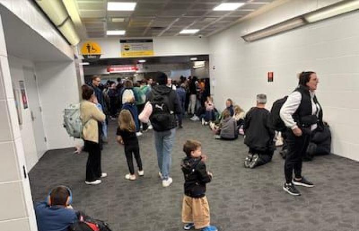 [PHOTOS] “We don’t know anything and we’re cold”: Sunwing passengers stuck for 11 hours in the basement of Philadelphia airport