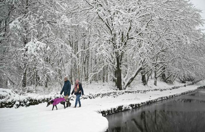 heavy snowfall, transport, particularly air transport, very disrupted