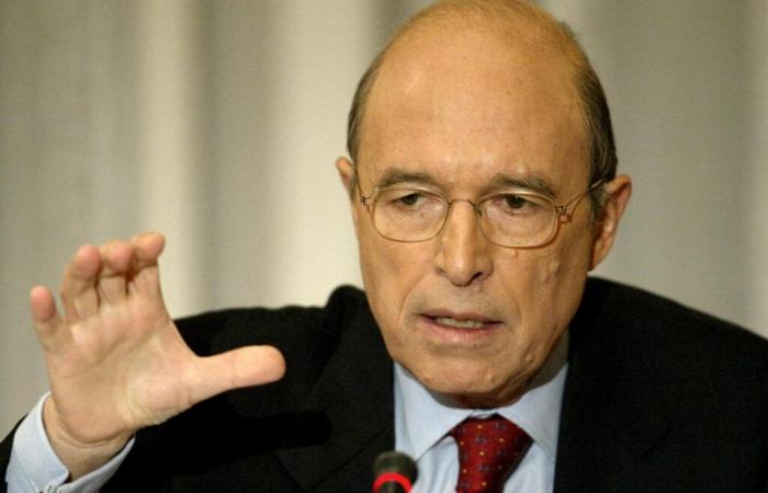 Costas Simitis, former Greek prime minister and co-founder of Pasok, dies