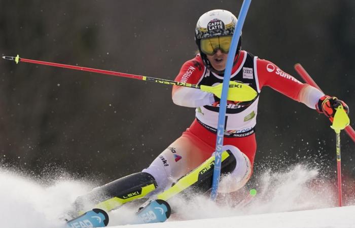 1st round of the Kranjska Gora Slalom: Holdener in the lead, Rast 3rd