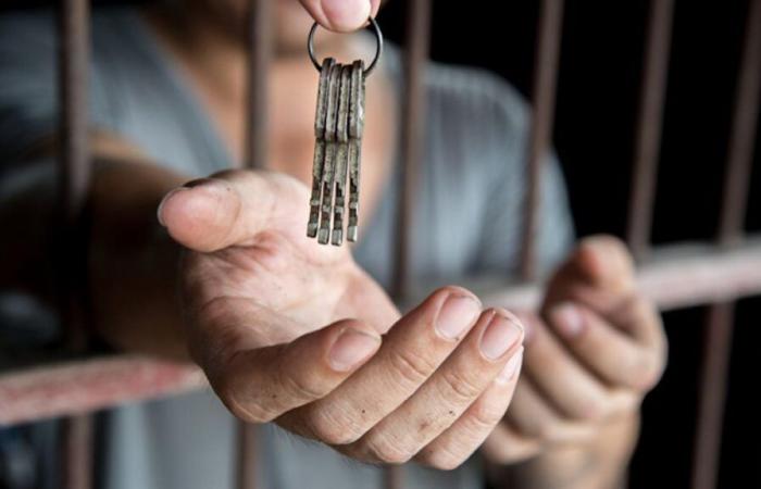 Drunk on New Year’s Eve, a police officer releases 13 prisoners for “the new year”