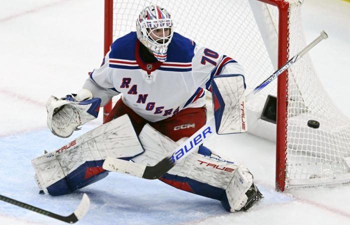 Rangers beat Blackhawks 6-2