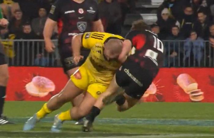 Top 14. Antoine Dupont reacts after dangerous gestures during La Rochelle