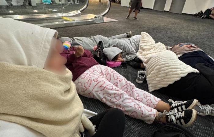 [PHOTOS] “We don’t know anything and we’re cold”: Sunwing passengers stuck for 11 hours in the basement of Philadelphia airport