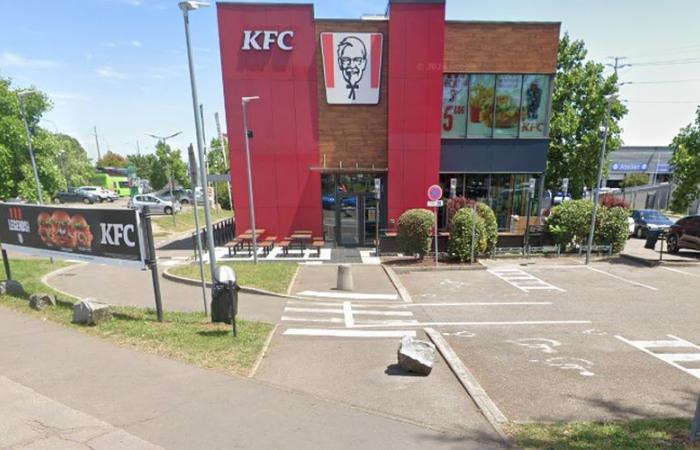 Drama in the KFC parking lot: life threatening for two young people injured by bullets in front of panicked restaurant customers