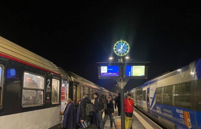 On the Paris-Briançon train, travelers finish their journey three hours late and in duvets