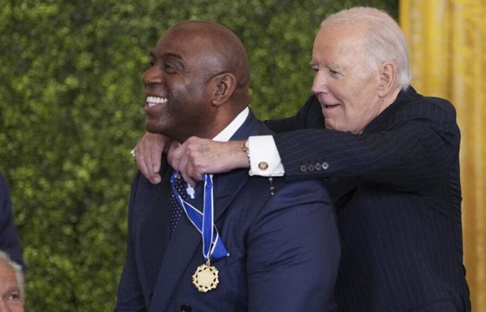 Funny moment between Joe Biden and Magic Johnson: the president wants to decorate the basketball player, but… is too small