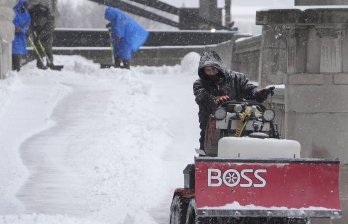 The central United States hit by a major winter storm, more than 60 million people affected