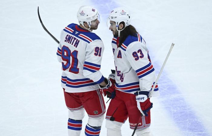 Rangers defeat Blackhawks 6-2