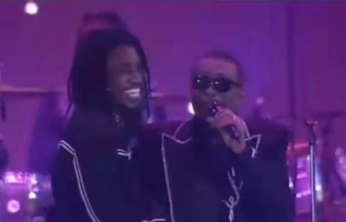 Wally Ballago Seck surprises Youssou Ndour on stage (Video)