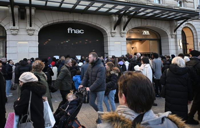 After its failed clearance sale, Fnac on the Champs-Élysées permanently closes its doors earlier than expected