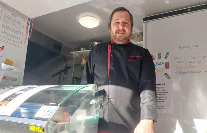 He sets up his snack bar 2 km from a McDonald's on this busy departmental road in the Oise