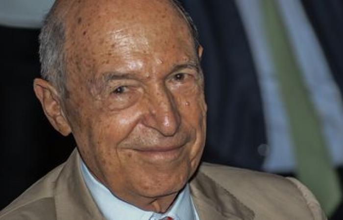 Former Greek Prime Minister Costas Simitis dies aged 88