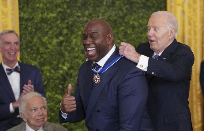 Funny moment between Joe Biden and Magic Johnson: the president wants to decorate the basketball player, but… is too small