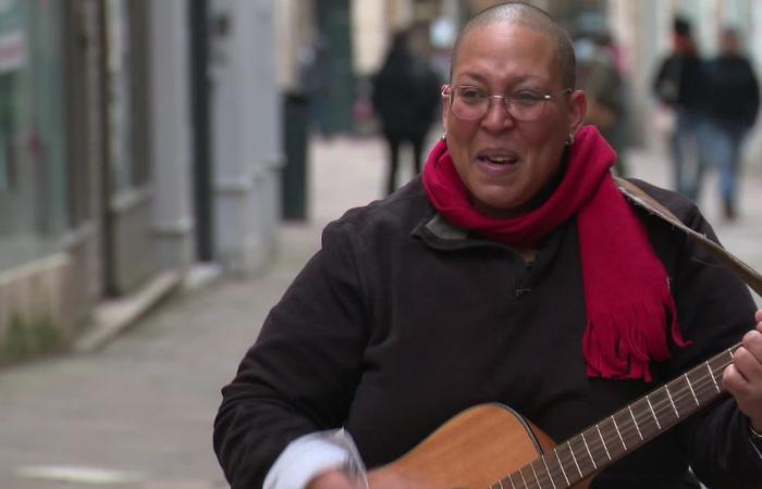 Testimony. “It looks like she has a microphone, she’s so good! And the dog who sings with it!” Street singer, she captivates passers-by in Poitiers