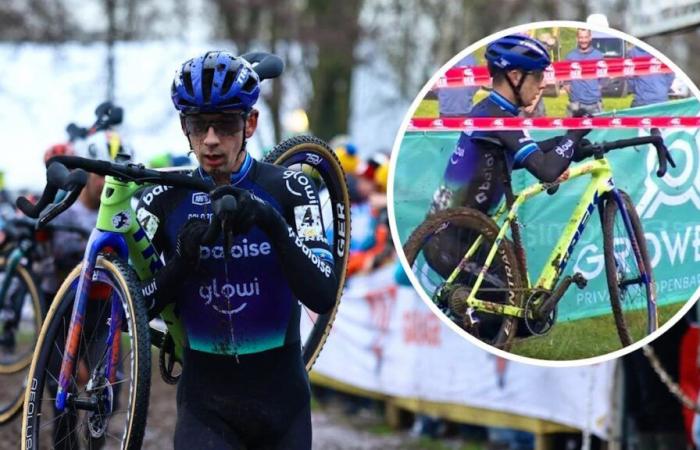 Cyclo-cross: He uses his saddle as a lever to put the shoulder back in place