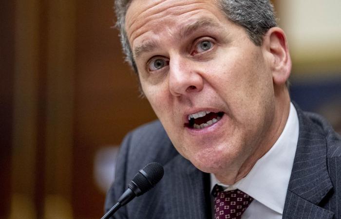 United States | Chief banking regulator resigns