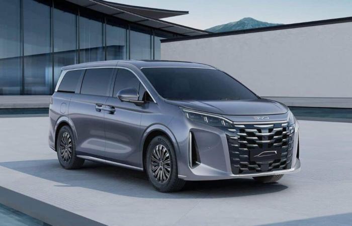 BYD launches this plug-in hybrid minivan with stunning technologies: here is its price