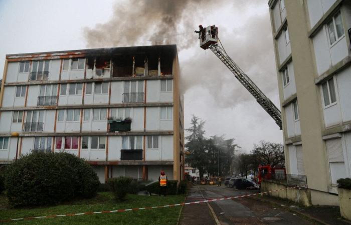 two people injured in apartment fire