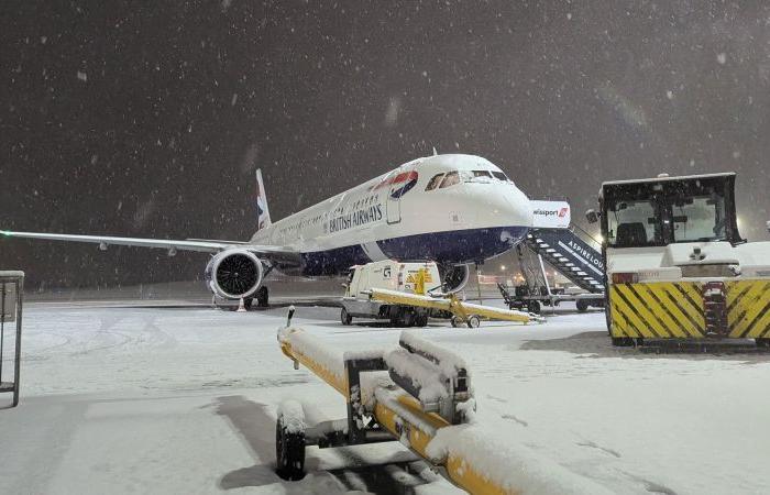 Heavy snow disrupts flights in the UK and Germany