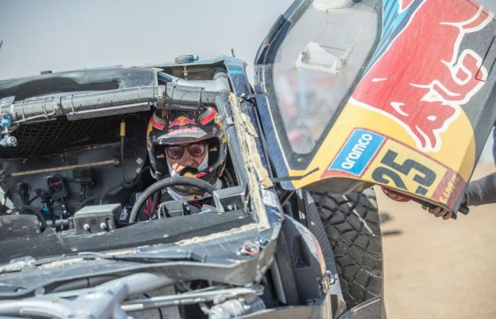 Title holder Carlos Sainz abandons the Dakar