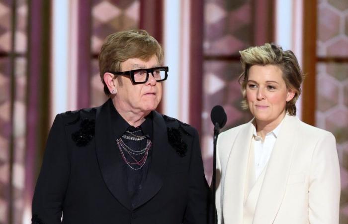 Elton John jokes about his blind eye at the Golden Globes