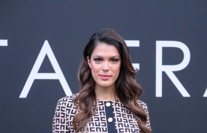 Wet hair and dressed in an astonishing outfit made entirely of belts, Iris Mittenaere poses “in the rain”