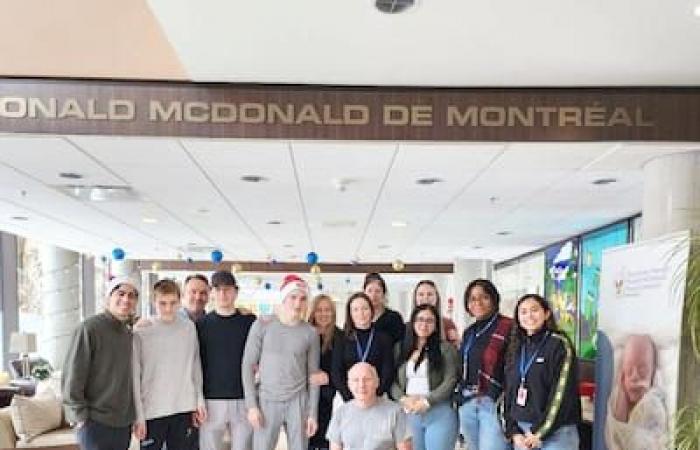 [EN PHOTOS] Lane Hutson and family visited sick children at Montreal’s Ronald McDonald House before Christmas