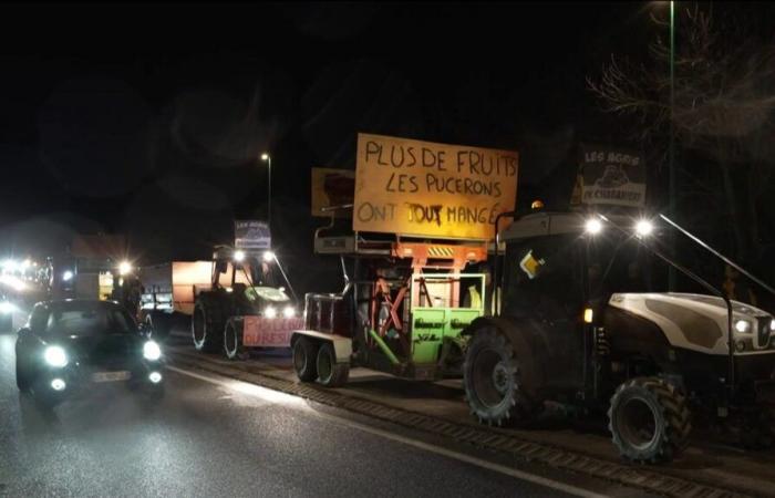 tractor convoys reported in the east of the Paris region and near Lyon