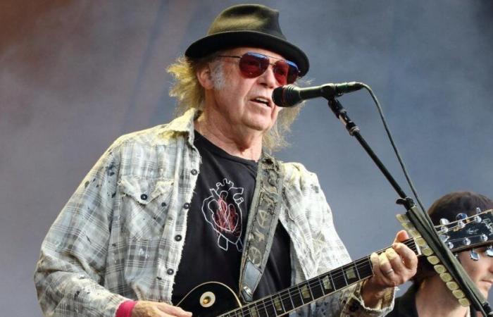 Neil Young to finally perform at Glastonbury Festival