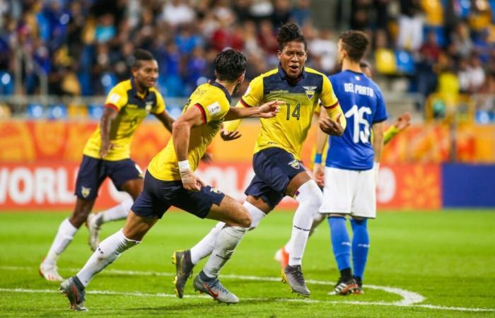 A Quito player takes a stray ball while on vacation – Ecuador – LDU Quito