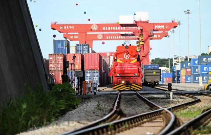 rail freight between Europe and China resists