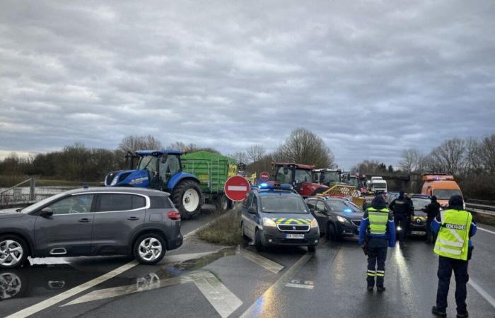 a dozen tractors block traffic on the ex-RN4