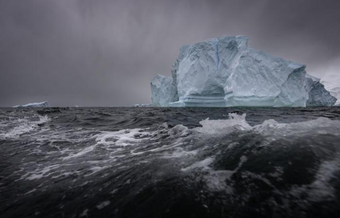 satellites aimed above the Pacific to secure the last Vendée Globe skippers