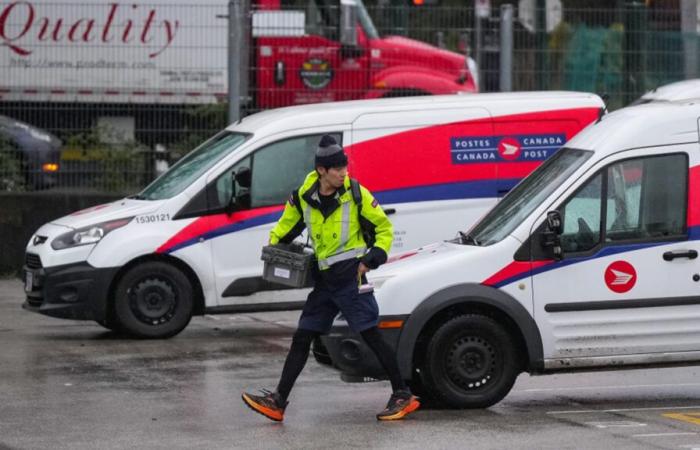 The United States is once again accepting mail and packages to Canada