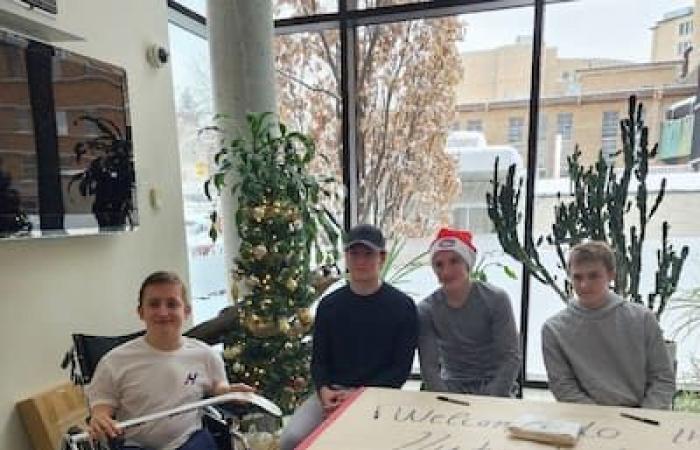 [EN PHOTOS] Lane Hutson and family visited sick children at Montreal’s Ronald McDonald House before Christmas