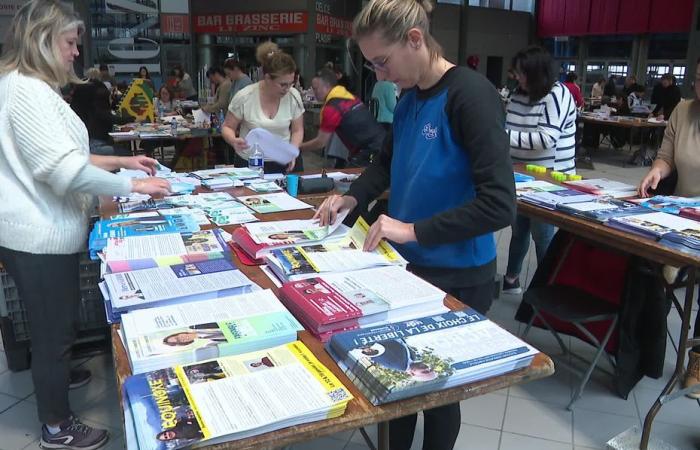 more than a million voting documents placed in envelopes in one weekend by 80 volunteer agents