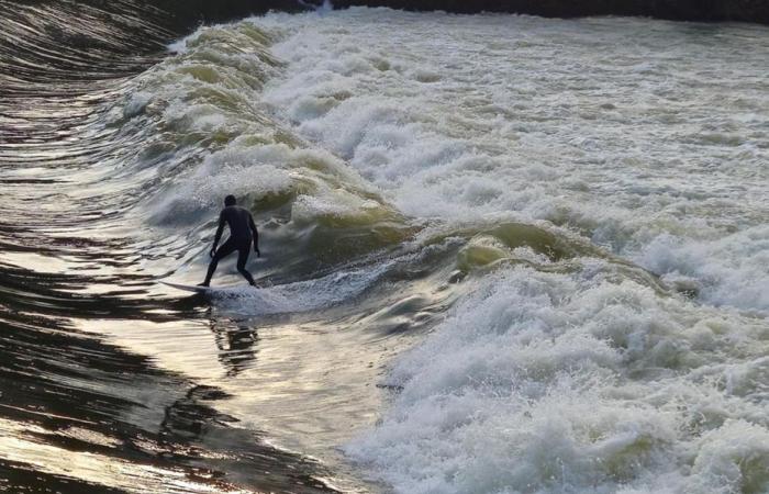 VIDEO. Mysterious individuals surf the Doubs in Besançon