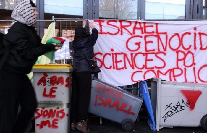 Students block Sciences Po Strasbourg to protest against a partnership with an Israeli university