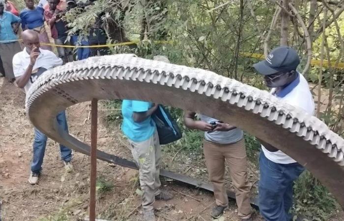 A giant ring falls from the sky in Kenya. We still don't know where it comes from ????