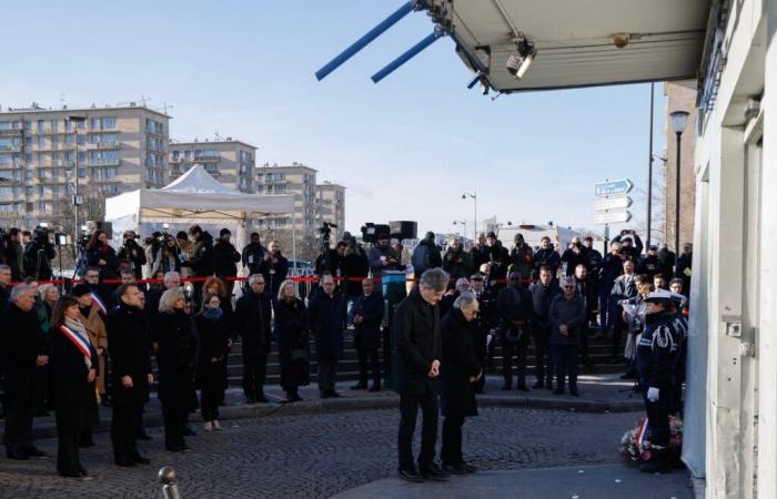 Ten years after the attacks, tributes and strong emotion in front of Charlie Hebdo and Hyper Cacher