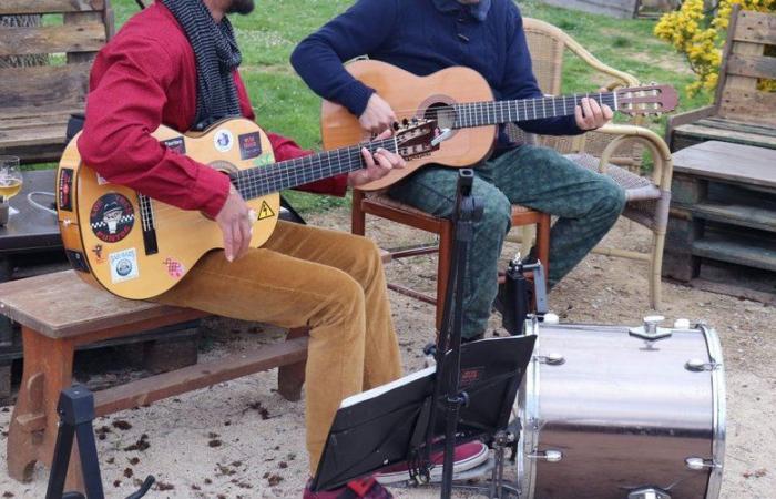 Writing, songs, games and meals on the program at the Convent of Bélaye