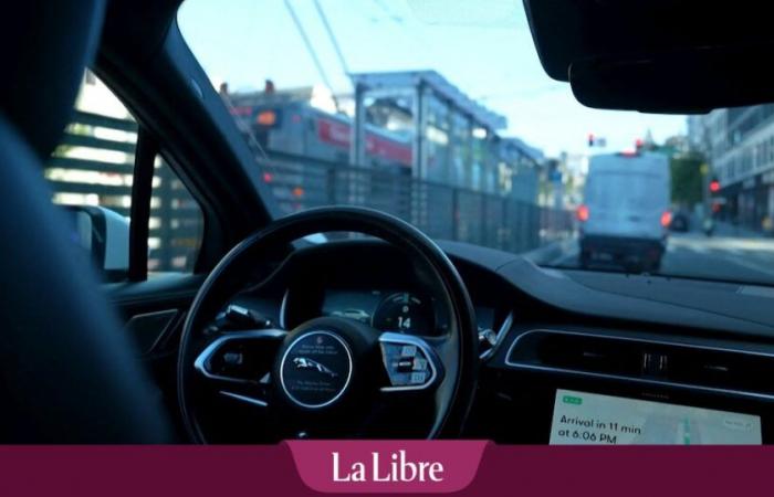 The customer of an autonomous taxi found himself stuck in the vehicle, which no longer wanted to stop and was going in circles in a parking lot