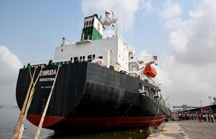 In Ivory Coast, the arrival of a ship loaded with ammonium nitrate causes concern