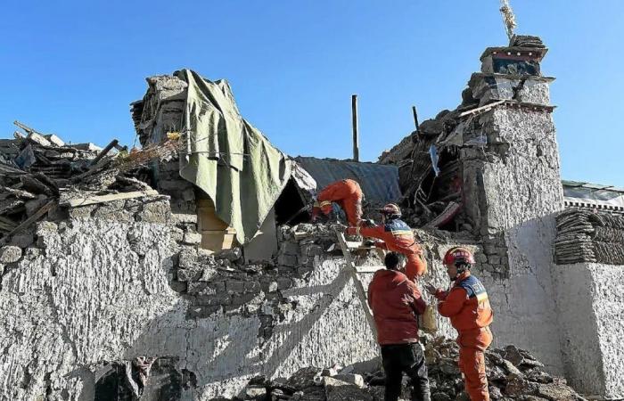 In Tibet, a powerful earthquake kills almost a hundred people