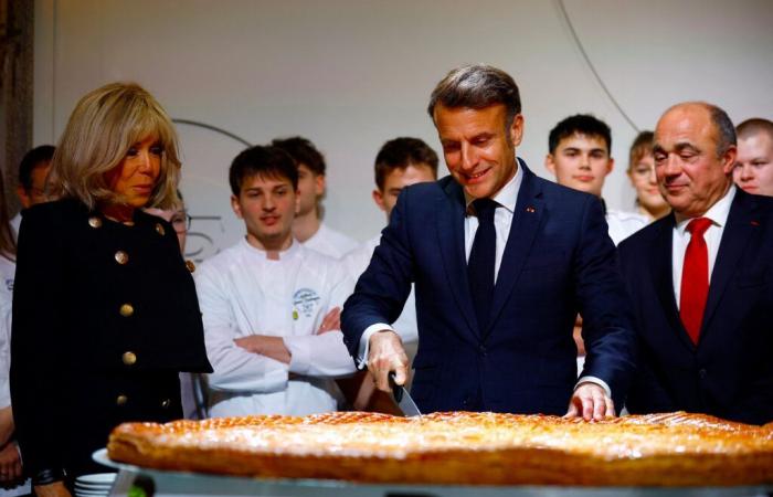 The appetizing images of the galette des rois at the Élysée, cut by Emmanuel Macron