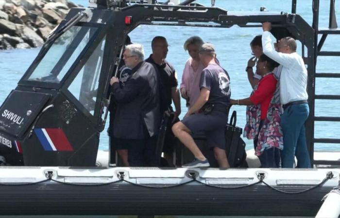 in Mayotte, a barge carrying Marine Le Pen damaged