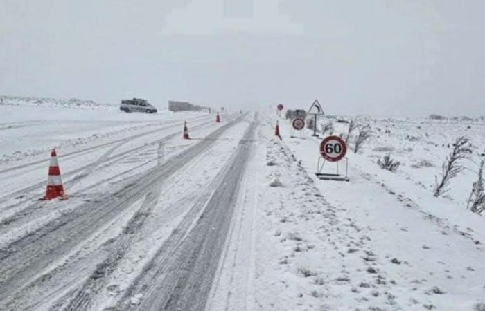 Heavy snowfall paralyzes Morocco