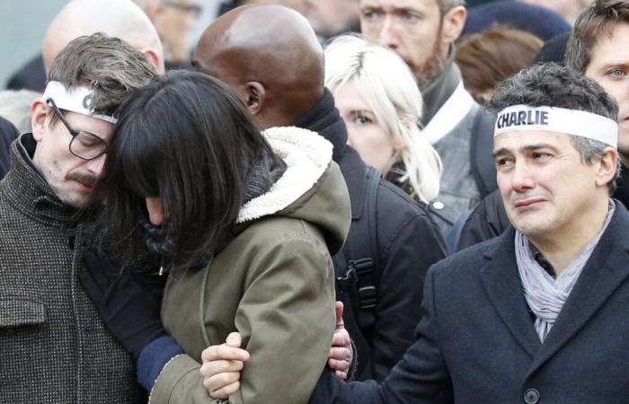 Tributes and strong emotion in front of the “indestructible” Charlie Hebdo